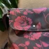 BOLSO CON SOLAPA CANVA NEGRO CON FLORES ROJO VINO