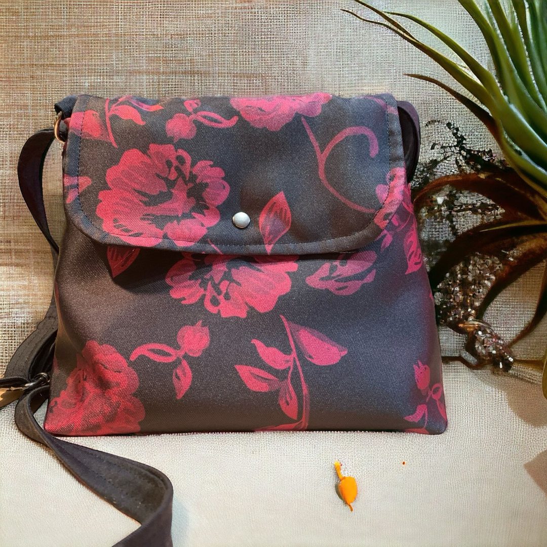 BOLSO CON SOLAPA CANVA NEGRO CON FLORES ROJO VINO