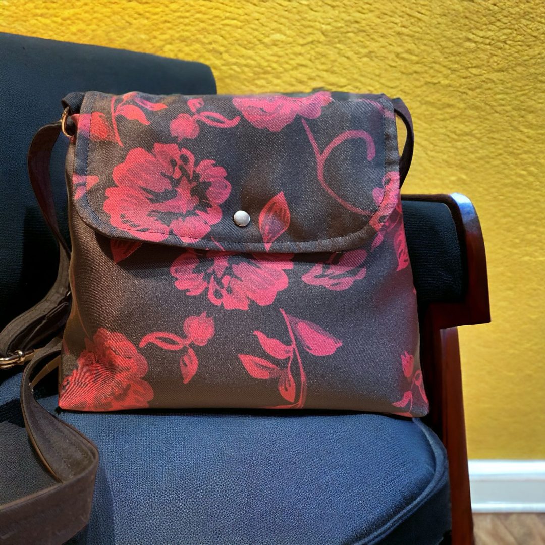 BOLSO CON SOLAPA CANVA NEGRO CON FLORES ROJO VINO