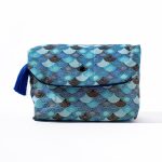 BOLSA JAPONESA SEIGAIHA 青海波 EM AZUL-ÁGUA CLARO COM ONDAS DOURADAS E TAFETÁ DE LINHO 21*17CM 100% FEITA À MÃO