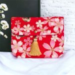 Cartera roja con detalles dorados