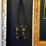 BOLSO CON SOLAPA KUROKIN NEGRO CON HOJAS DORADAS